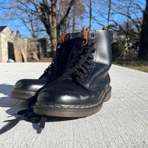 Dr Martens 1460 Vintage Made in England lace up boots— Black